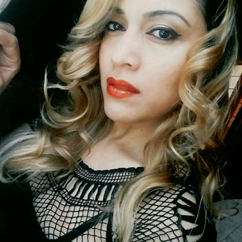 Meet your Posher, Idania